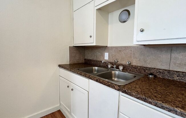 1 bed, 1 bath, 968 sqft, $550, Unit 424 W Green Avenue