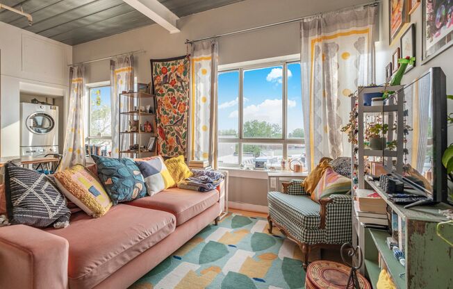 Bright 1 BR/1 BA Condo in 16th St Heights!