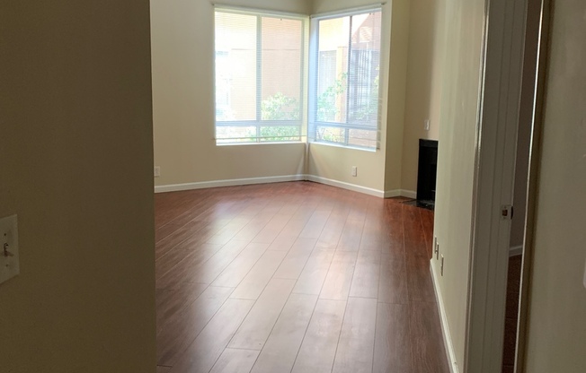 1 bed, 1 bath, 700 sqft, $2,100, Unit 211