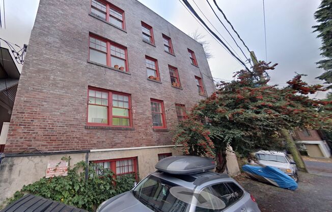 Huntington Arms - Located on the west slope of Capitol Hill