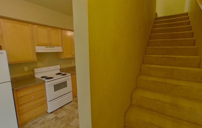 2 beds, 1 bath, $1,600, Unit 10