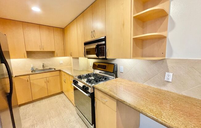 Coveted Pacific Heights Condo w/Private Patio, Garage Parking.  PROGRESSIVE