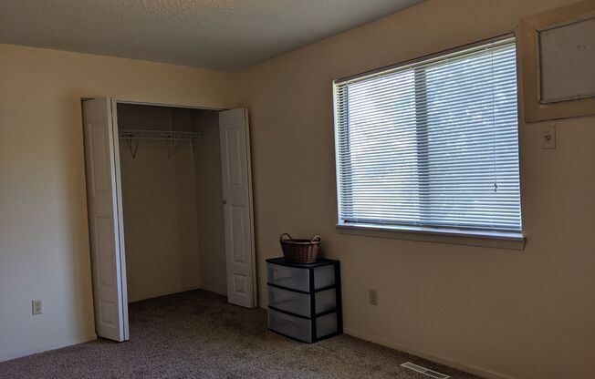 3 beds, 1 bath, 800 sqft, $750, Unit Unit 5C