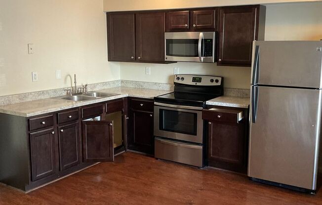 2 beds, 1 bath, $995, Unit Unit H