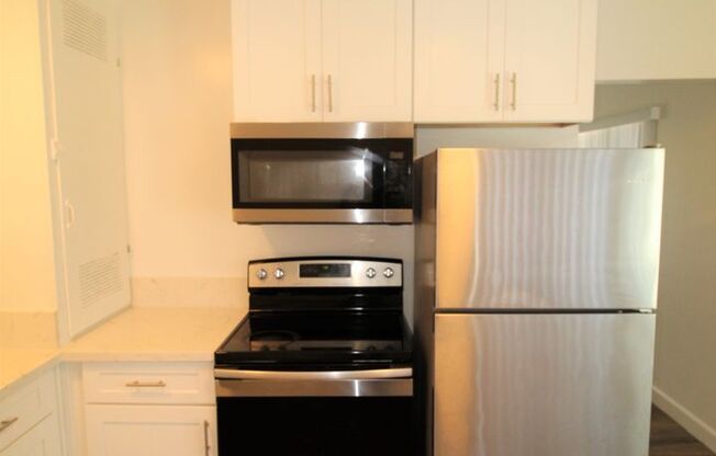 2 beds, 1 bath, $2,400, Unit 1 College Drive