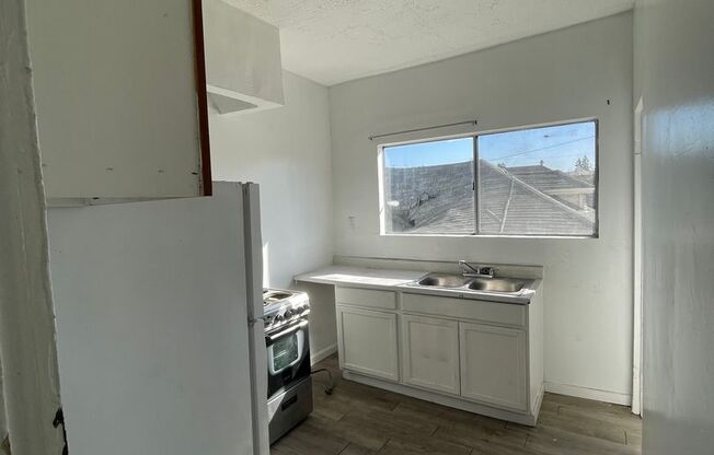 1 bed, 1 bath, 650 sqft, $1,650, Unit 122 1/2