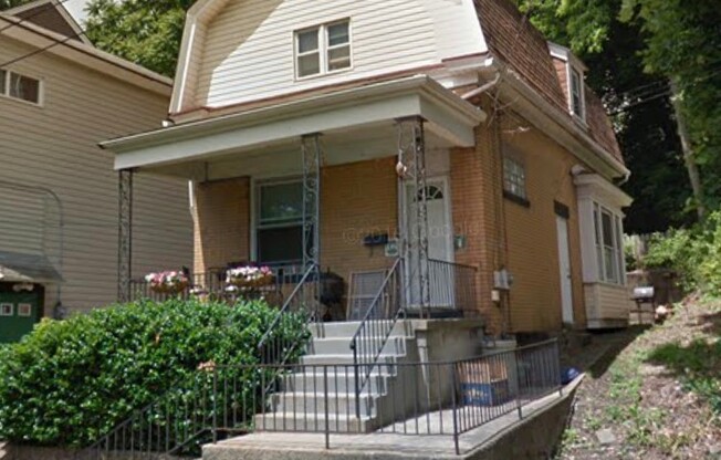 Two Bedroom/1.5 Bath in the Heart of Mt. Washington