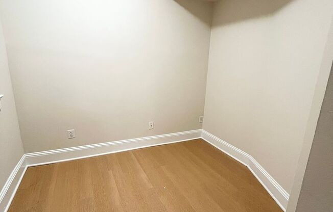 2 beds, 1 bath, $3,000, Unit 105