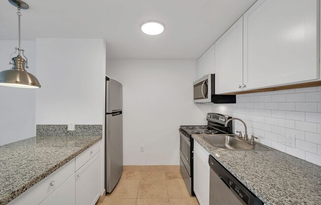 Studio, 1 bath, 450 sqft, $1,299, Unit 32