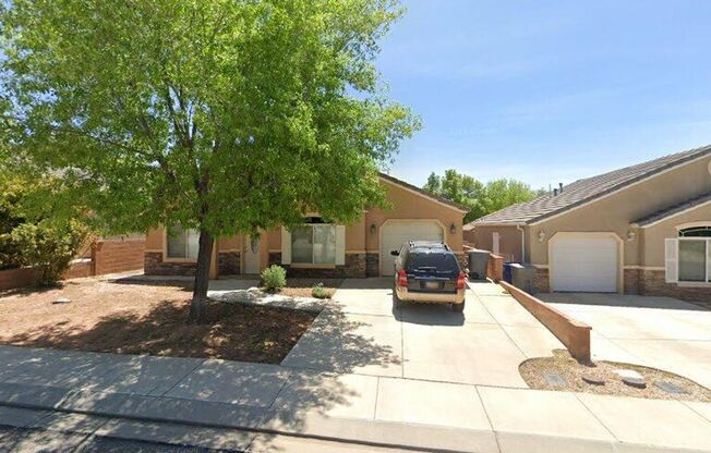 2 Bedroom Home in La Verkin - New Flooring in Kitchen/Dining Area