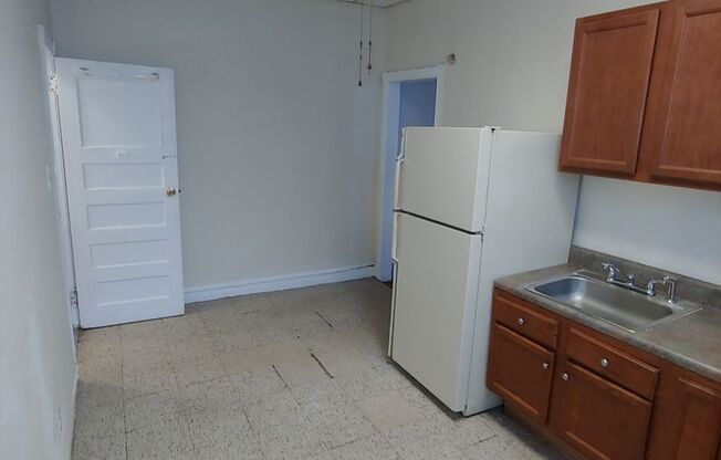 Studio, 1 bath, 500 sqft, $900, Unit 1st fl rear