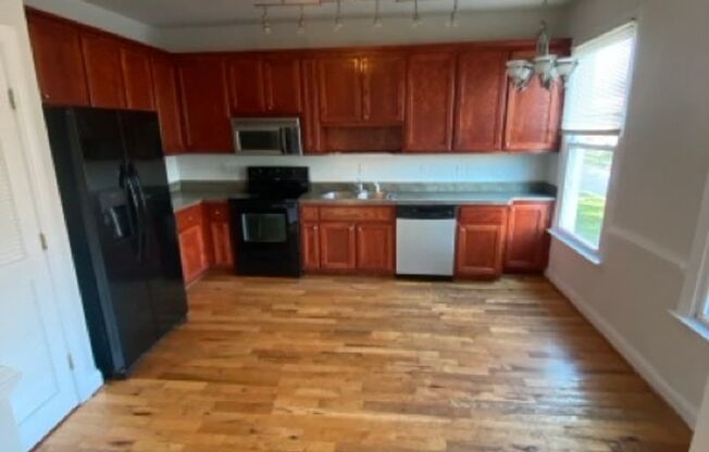 2 beds, 1 bath, 1,000 sqft, $1,250, Unit Unit 2 (upstairs)