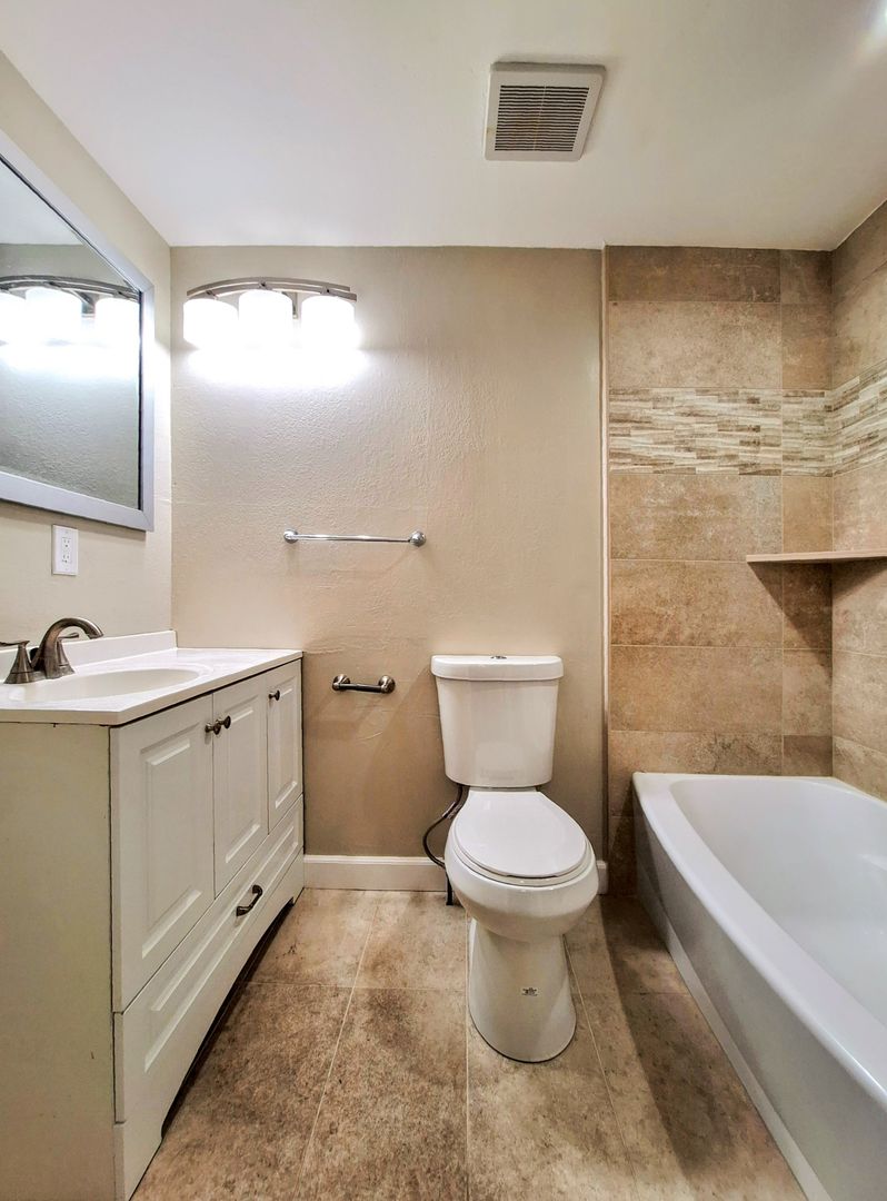 Beautiful & Spacious 3bd Townhouse w/Detached Garage & Pool