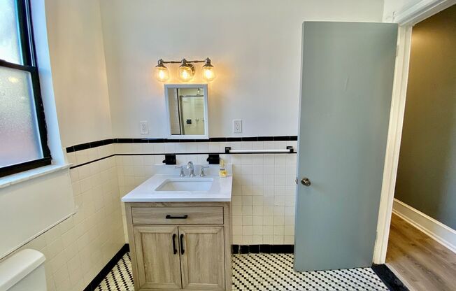 Studio, 1 bath, $1,100, Unit 2nd fl