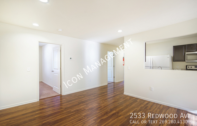 2533 REDWOOD AVE