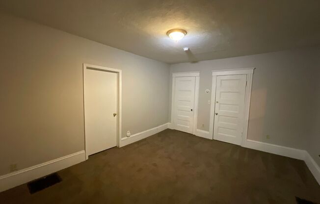 2 beds, 1 bath, $895, Unit 504 12th Street Down