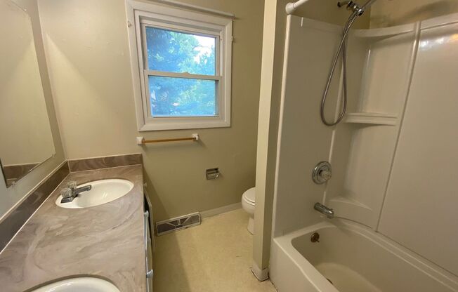 Great House in Campus West, Close to Everything!