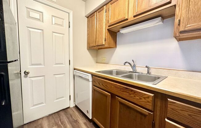 2 beds, 1 bath, 924 sqft, $1,075, Unit J3