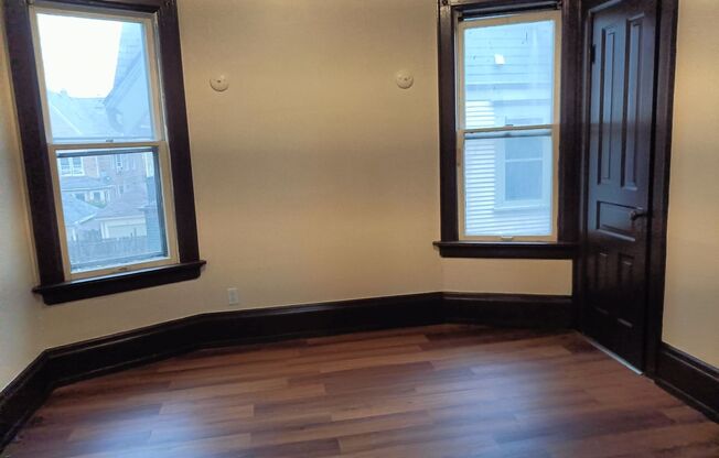 3 beds, 1 bath, $1,095, Unit Upper