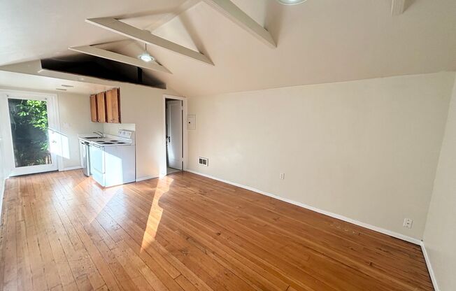 Super Cute Detached Private Studio in the Hillsdale Neighborhood!