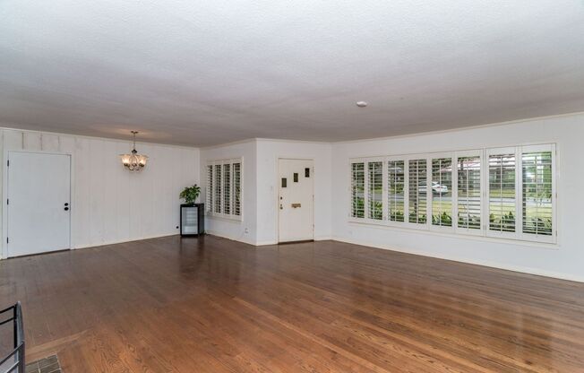 3-BEDROOM MID-CENTURY IN ALAMO HEIGHTS