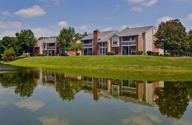 220 LINCOLN OAKS DR