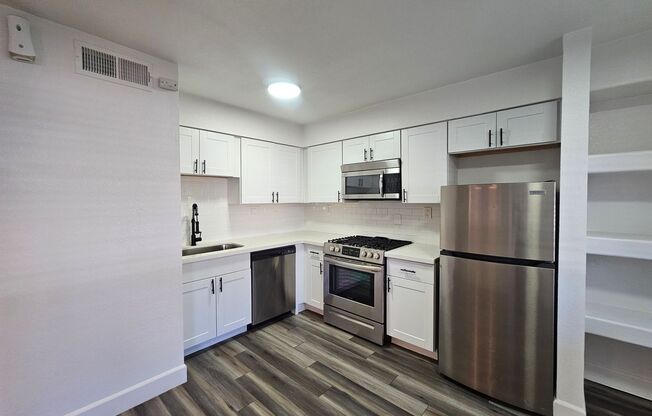 2 beds, 2 baths, 977 sqft, $1,695, Unit 11