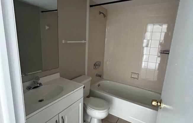 2 beds, 2 baths, 860 sqft, $1,350, Unit 4009 SE 11th Ave #105