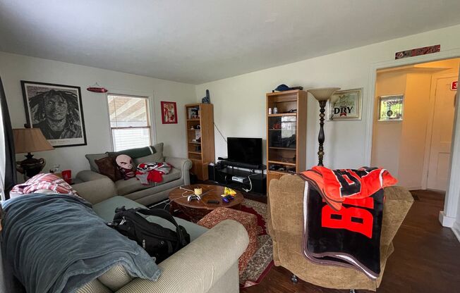 4BR/2BA House close to Grandview
