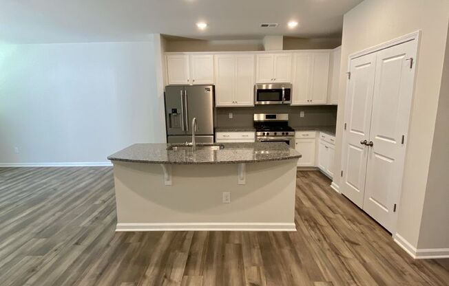 Nice 3BR/2.5 BA Townhouse in Steel Creeks Chateau Neighborhood