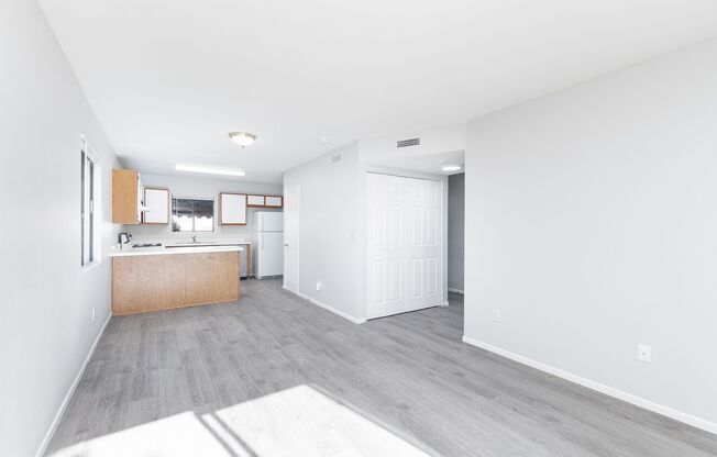 4825 N ROBERT RD