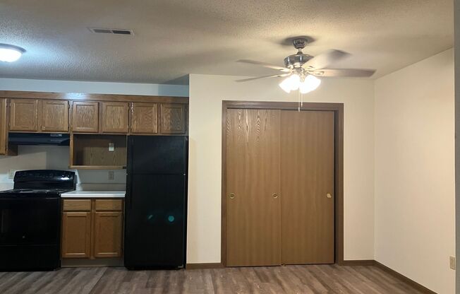 2 beds, 1 bath, $1,050, Unit 722 - #1