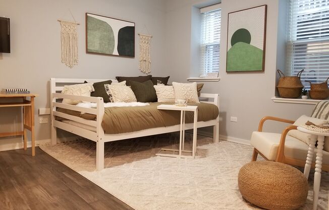 Studio, 1 bath, $1,275, Unit 413