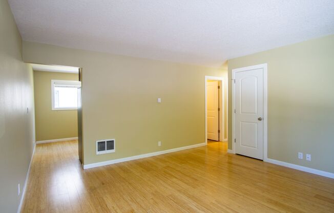 Corner 2-Bedroom in St. Johns w/Parking + 2 WEEKS FREE!!