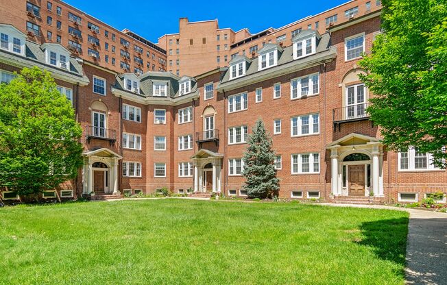2 beds, 1 bath, 1,100 sqft, $1,725, Unit F1