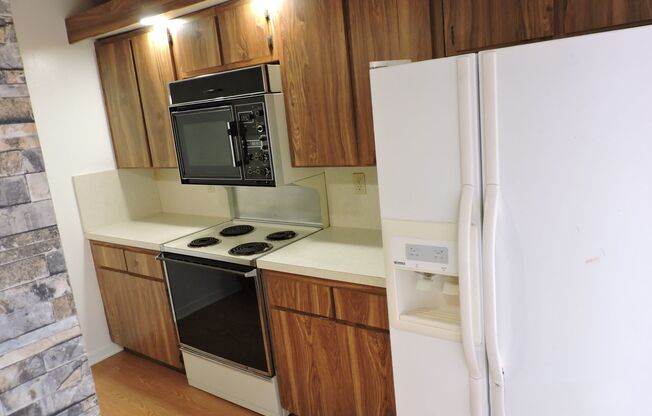 NICE 2BD / 2.5BA Townhome – Millenia Mall Area