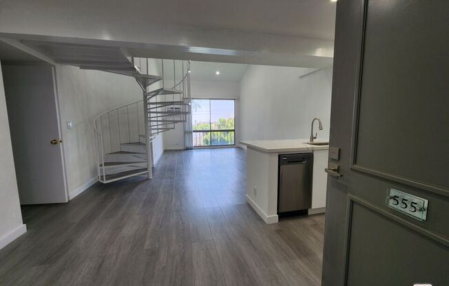 2 beds, 1 bath, 836 sqft, $3,700, Unit 555