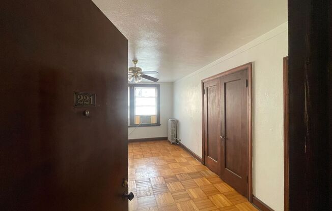 Studio, 1 bath, 400 sqft, $785, Unit 221