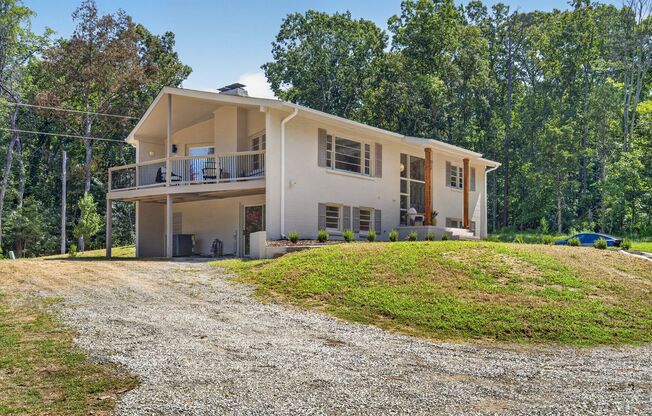 Beautifully renovated 4-bedroom, 3-bath home in Matthews