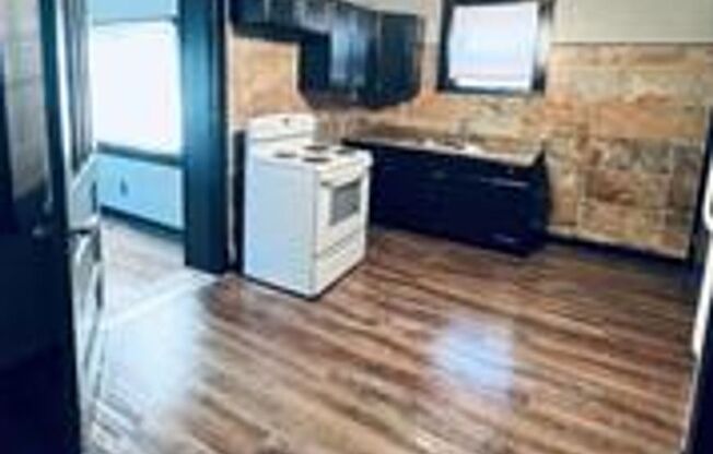 1 bed, 1 bath, 670 sqft, $850, Unit Carter Ave 4640 #2F