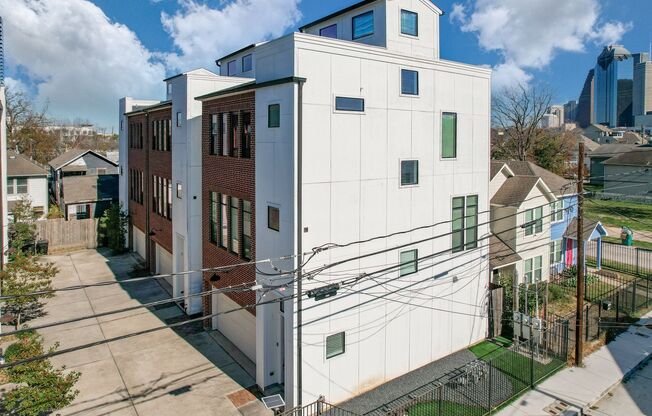 Georgeous residence with Downtown Views: Stylish Living in Ruthven Lofts!