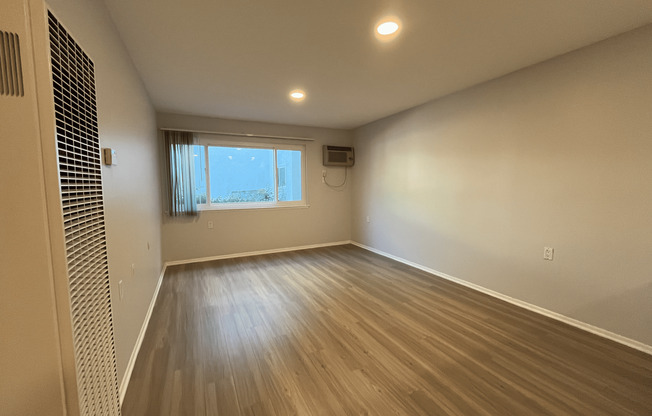 1 bed, 1 bath, 695 sqft, $1,698, Unit 112