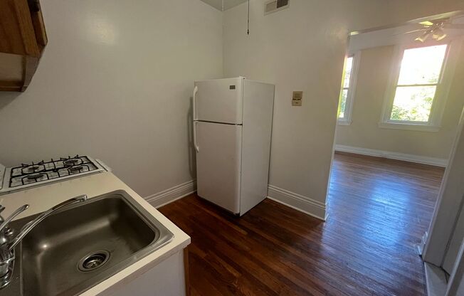 Studio, 1 bath, 330 sqft, $1,030, Unit 2F