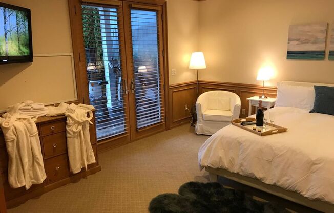Lakefront 2000asf fully furnished short term rental . 3 bedroom 2 bath.