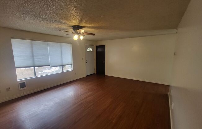 3 beds, 1 bath, 1,041 sqft, $1,900, Unit 435