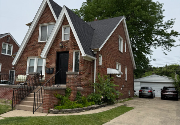 122 W HOUSTONIA AVE