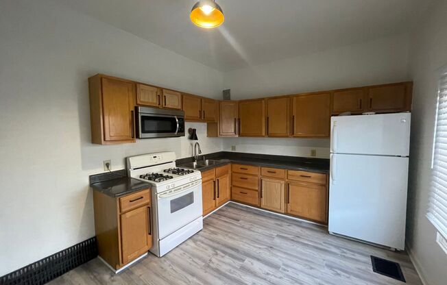 2 beds, 1 bath, 2 sqft, $900, Unit 2804 W Lincoln Ave