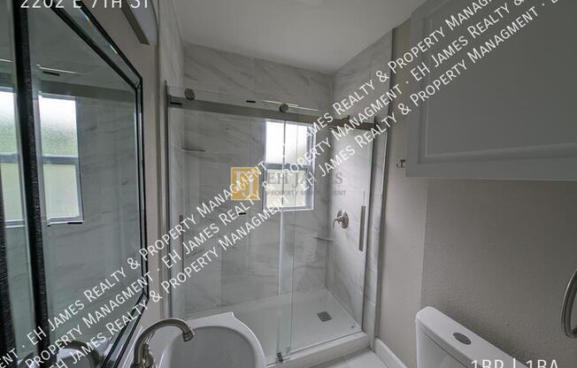 2202 E 7 ST