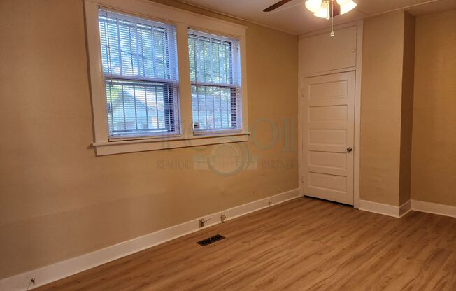 2 beds, 1 bath, $1,095, Unit Battery, 2219 S.