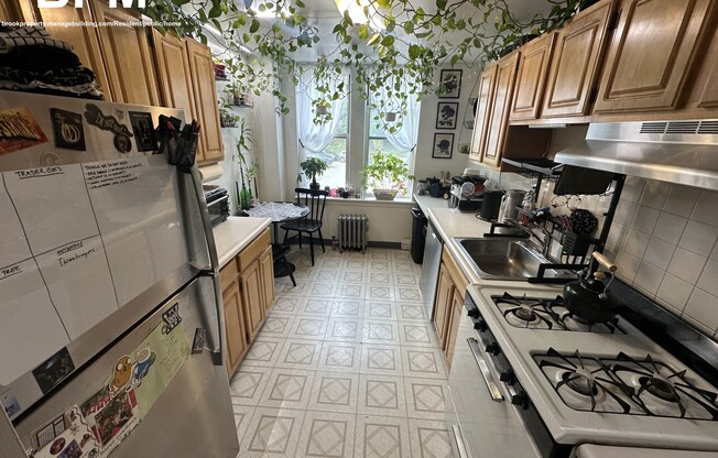 2 beds, 1 bath, $3,000, Unit 10
